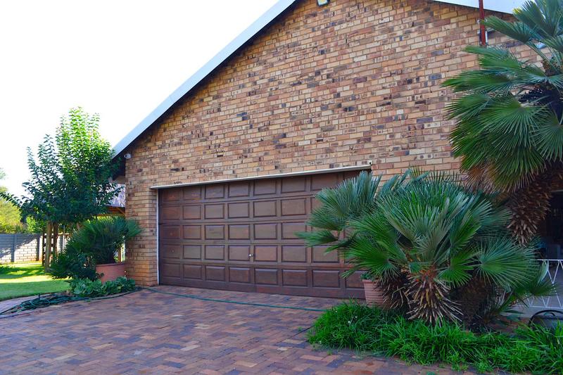To Let 4 Bedroom Property for Rent in Vyfhoek A H North West